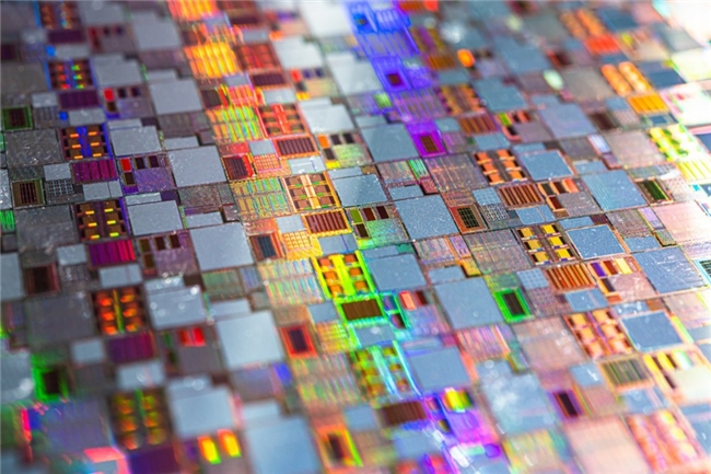 英特尔在 IEDM 2025 放出关键技术：AI 芯片供电瓶颈迎来突破-咸鱼单机官网