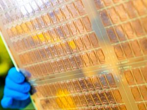 Rapidus展示600mm玻璃基板封装原型！剑指2028年量产，加速2nm芯片集成技术突破-咸鱼单机官网