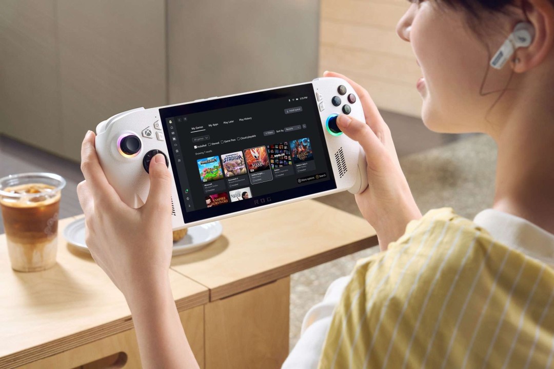 Steam Machine主机和手柄特写,背景显示SteamOS界面