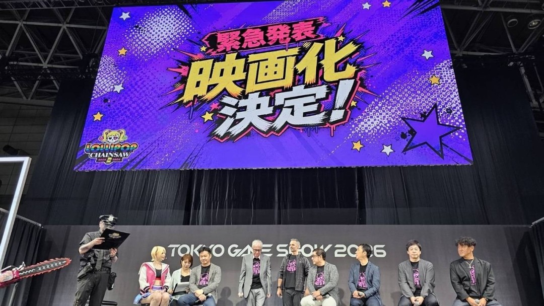 《电锯甜心》真人电影概念图:啦啦队长朱丽叶手持电锯站在僵尸遍地的校园中